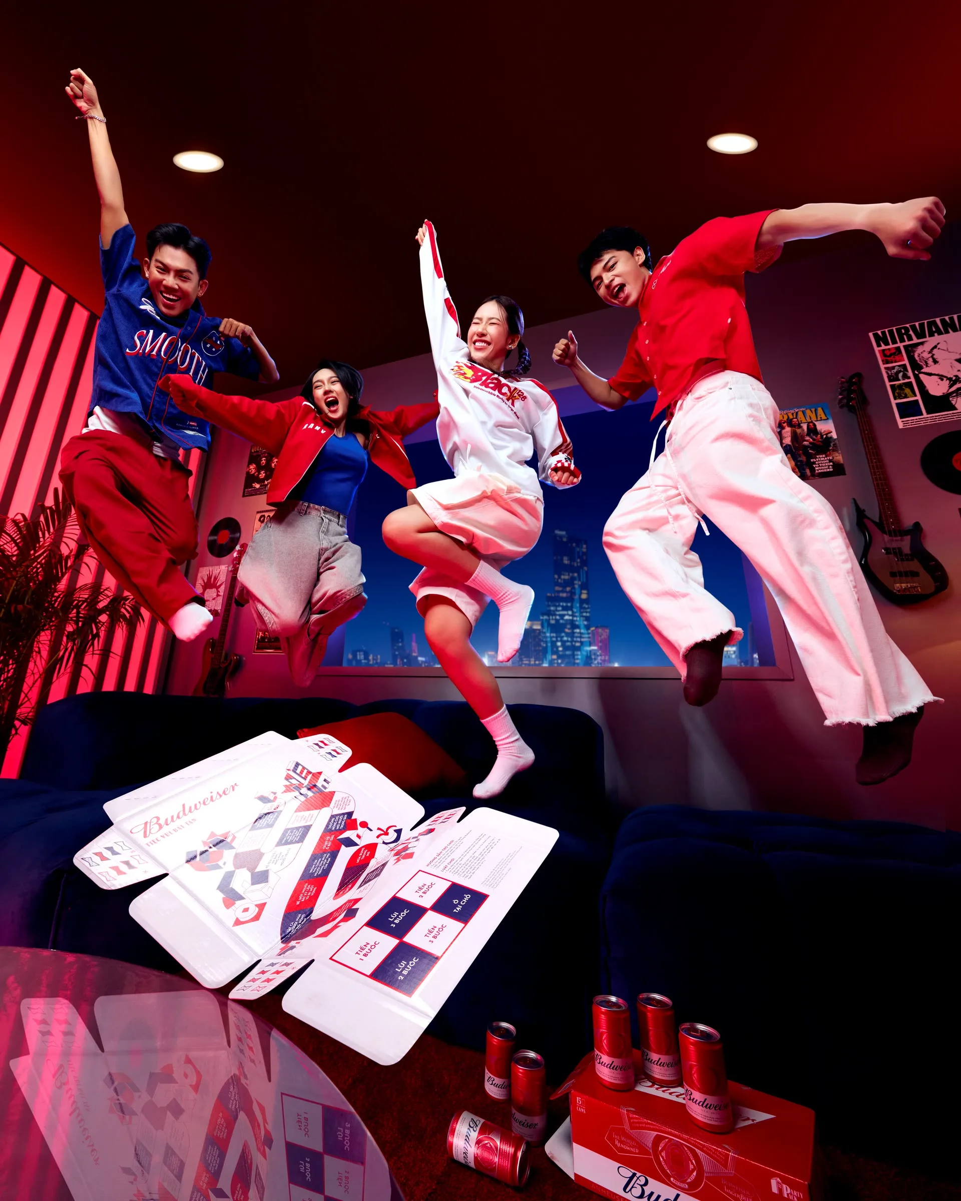 Năm người trẻ nhảy múa trước màn hình chiếu với các thiết kế của Budweiser, bên cạnh là hộp bia và nhãn dán.