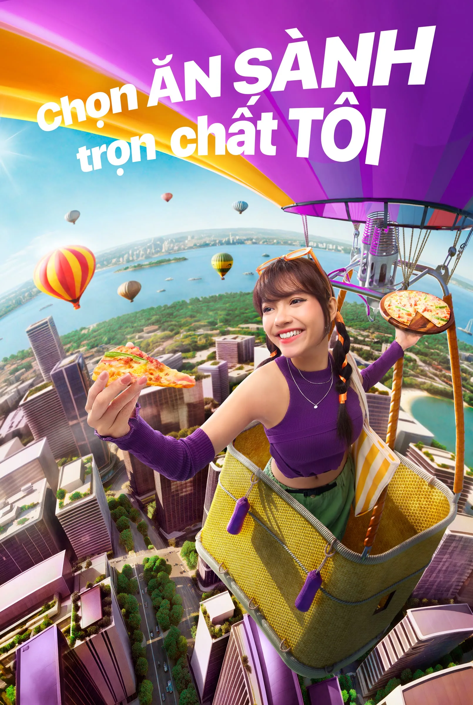 Người phụ nữ cười rạng rỡ trên giỏ xe đạp chở đầy pizza, với bối cảnh thành phố và biển lấp lánh dưới ánh hoàng hôn.