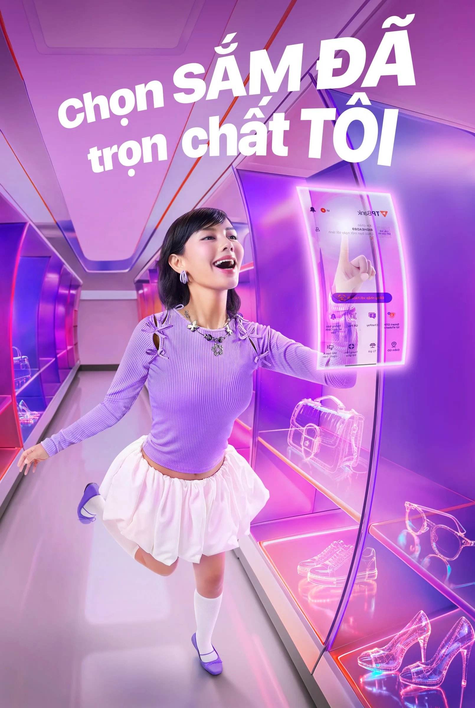 Cô gái mặc áo tím cười rạng rỡ, cầm chai nước tăng lực trong không gian neon hồng và chữ lớn trên nền sáng.